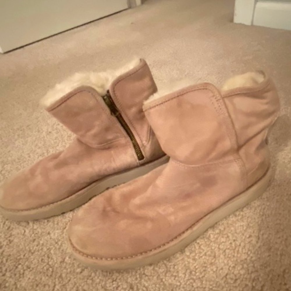 Ugg boots with zipper